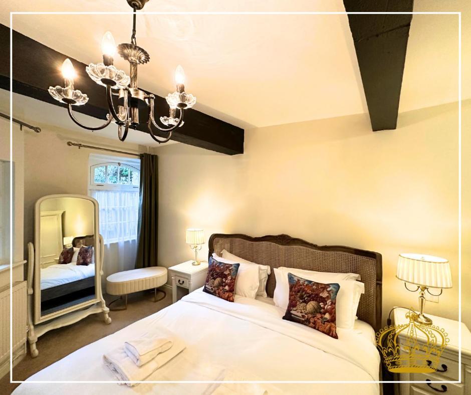 The Old Crown Coaching Inn Суиндон Экстерьер фото