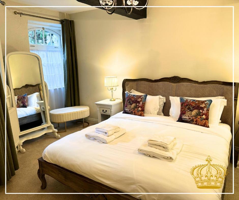 The Old Crown Coaching Inn Суиндон Экстерьер фото