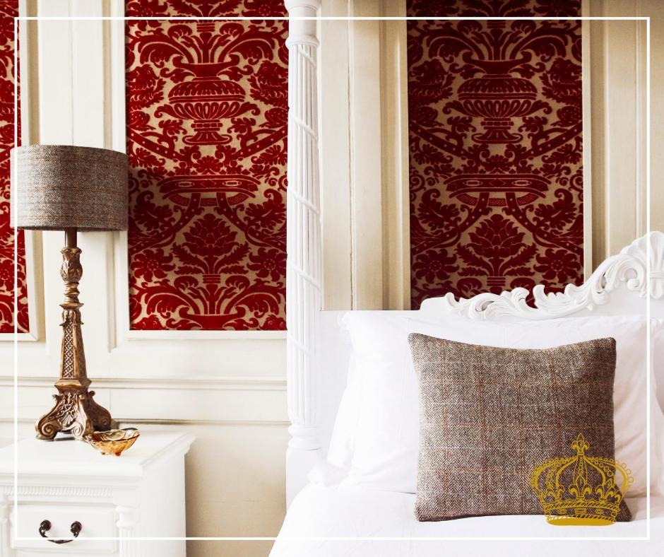 The Old Crown Coaching Inn Суиндон Экстерьер фото