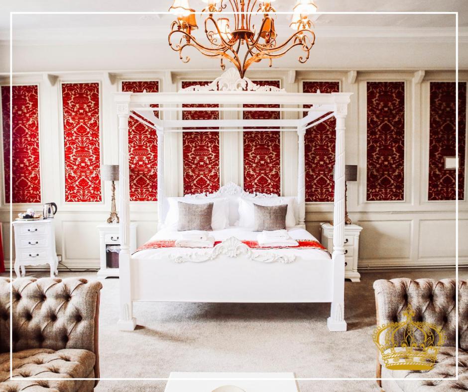 The Old Crown Coaching Inn Суиндон Экстерьер фото